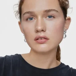 Krótkie kolczyki ze srebra z motywem serca Bold Motif