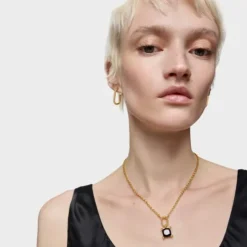 Mały wisiorek Color Black ze srebra pokrytego 18-karatowym złotem z misiem z onyksu