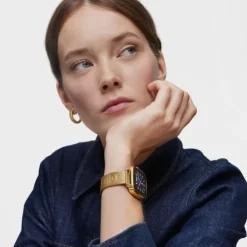 Smartwatch D-Connect ze złotą stalową bransoletą IPG.