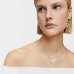 Srebrny wisiorek medalionowy z masą perłową, rodolitem i motywem misia z kolekcji Medallions